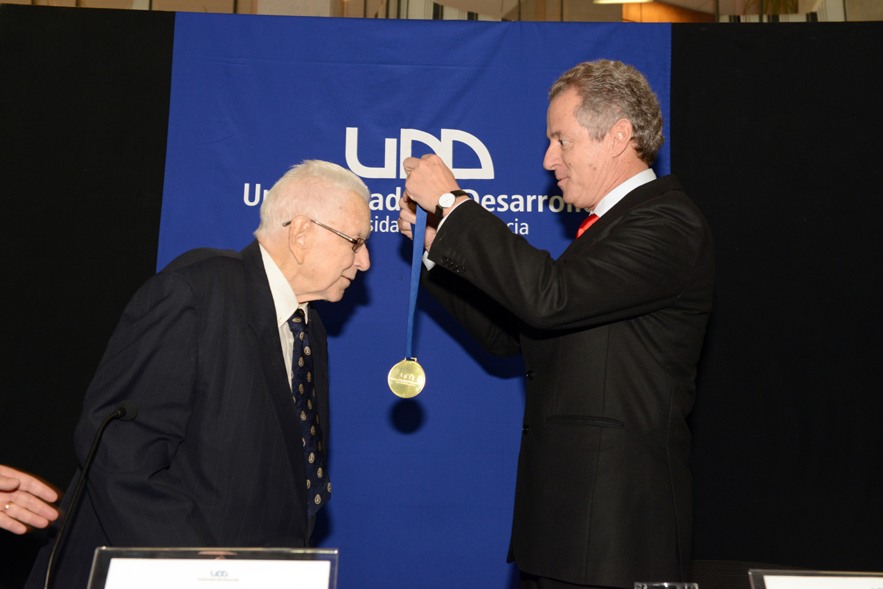 Udd Distinguió Con El Grado Doctor Honoris Causa A Arnold C Harberger